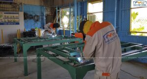 Hình ảnh sắp xếp, cố định các phụ kiện lên khuôn giá hàn và hàn